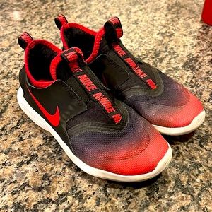 Kids Nikes 2.5Y Red and Black Flex Runner